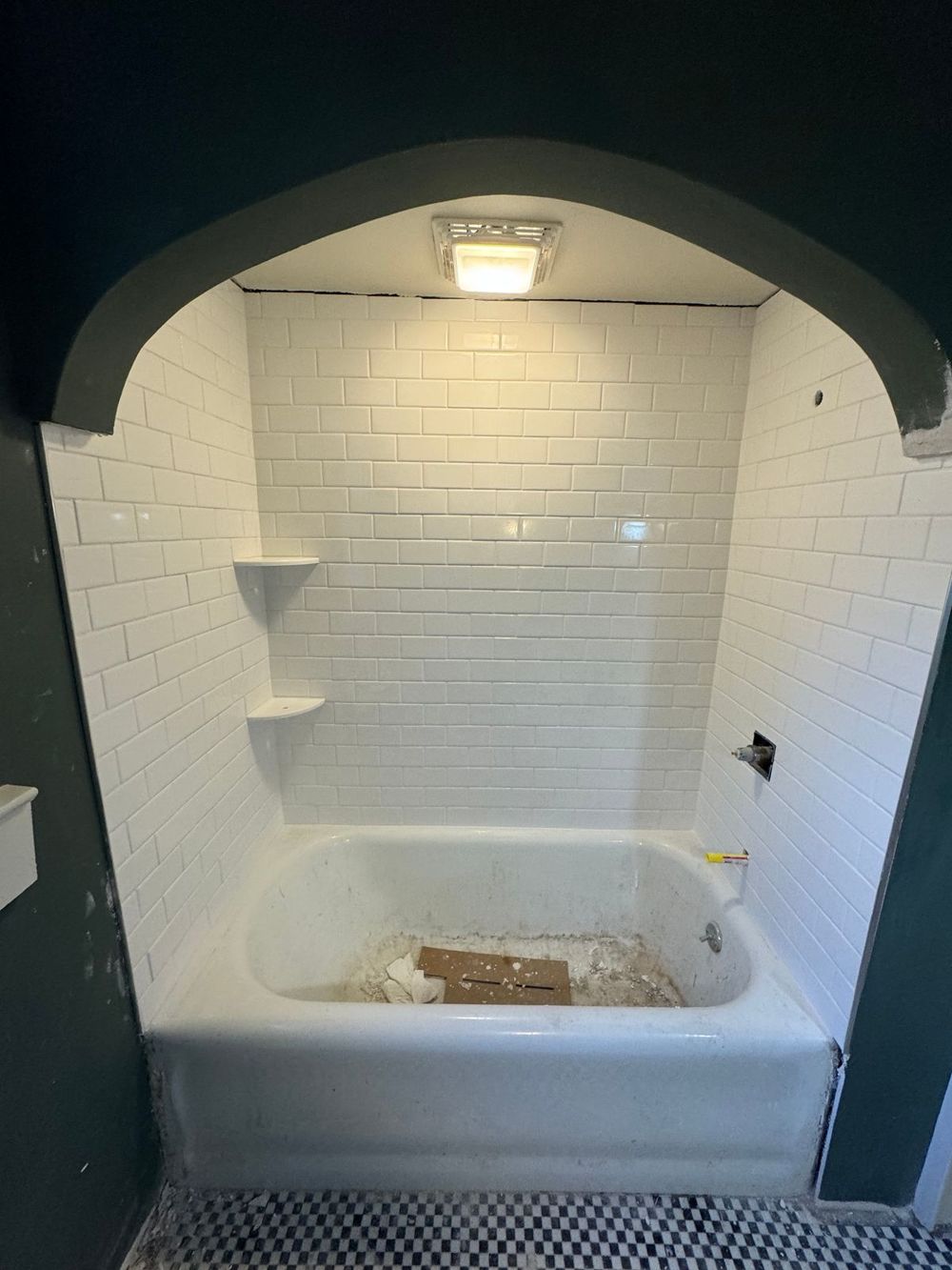 Tile tub surround